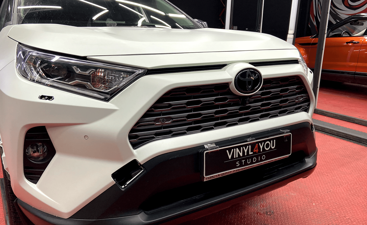 Защитная оклейка переднего бампера Toyota RAV4